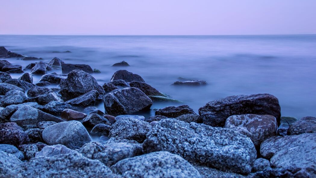 石头与海雾交织的自然美景，高清4K壁纸，3840x2160分辨率，一键下载