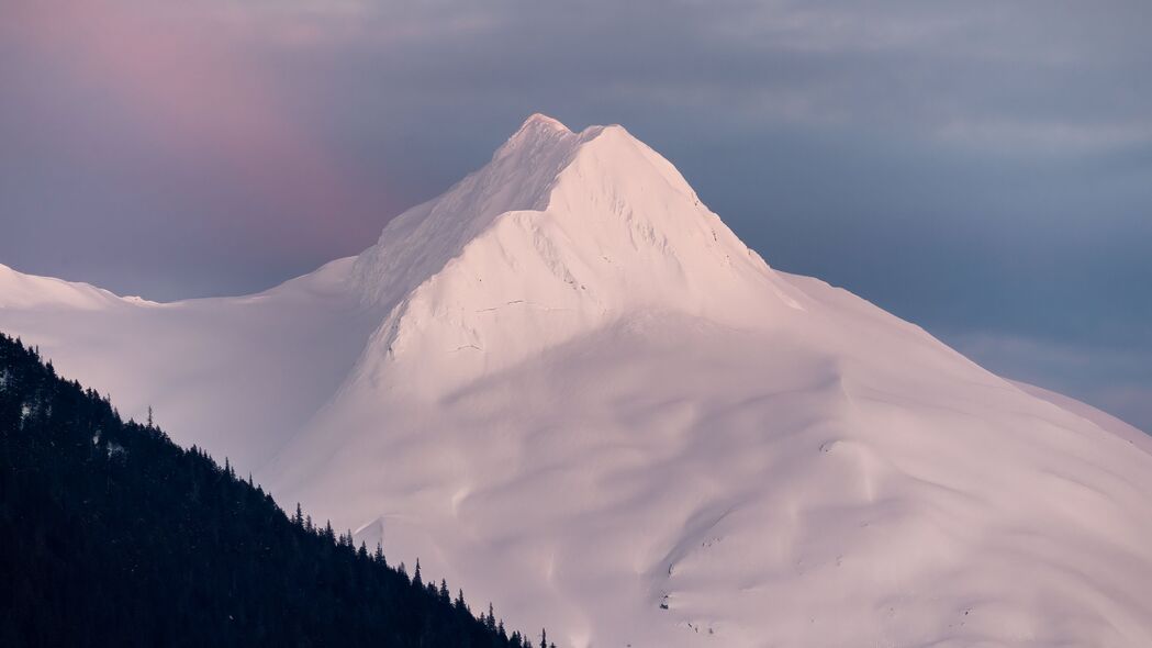 绝美山峰雪景4K高清壁纸，3840x2160分辨率，纯净白色风光尽展眼前！