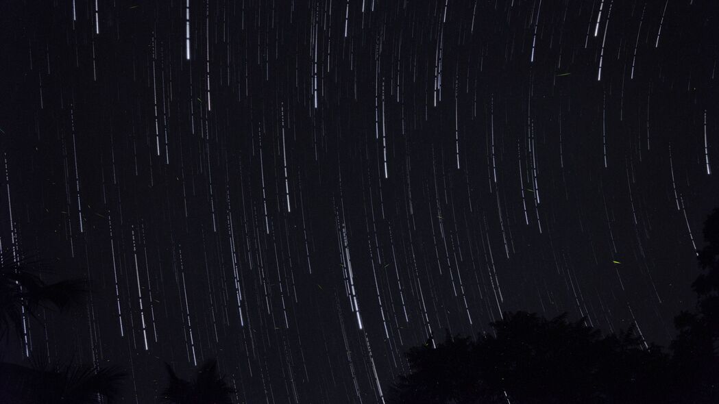星空树木剪影冷冻灯，深色4K超清壁纸，3840x2160高清背景图片下载