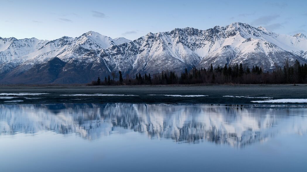 绝美山脉湖泊海岸倒影风景，静谧4K高清壁纸，3840x2160分辨率下载
