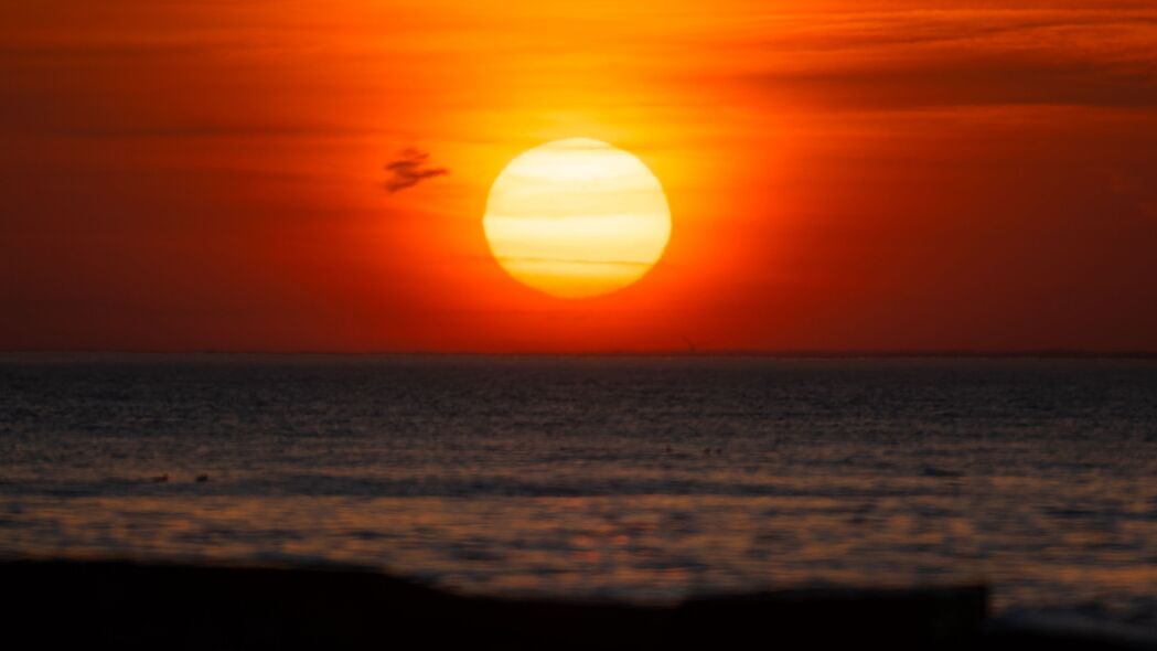 黄昏日落，大海拥抱夕阳，海浪轻抚地平线——超清4K壁纸，3840x2160高清风景图片下载