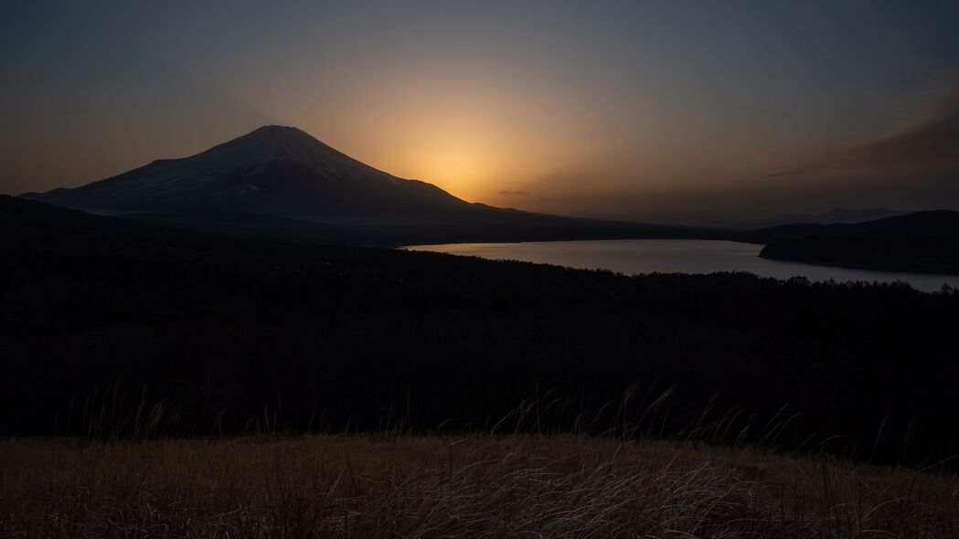 湖火山草自然之美，深色调色4K超高清壁纸，3840x2160分辨率，一键下载