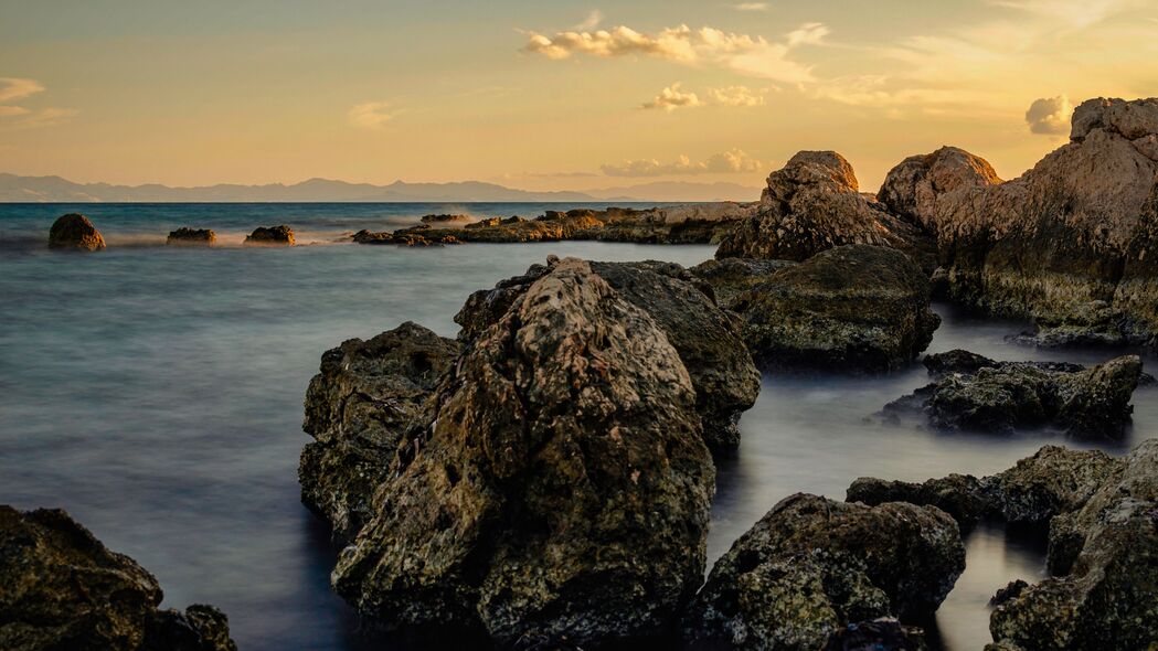 石头与大海交融的自然美景，高清4K壁纸，3840x2160分辨率，免费下载