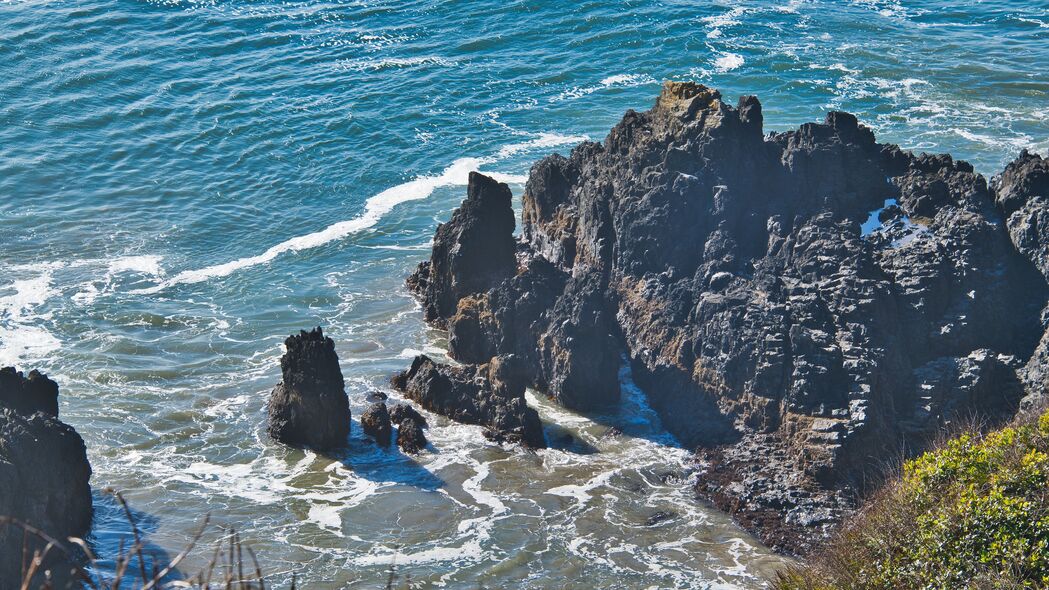 4K高清岩石海岸海景壁纸，海浪拍岸，自然之美尽在眼前（3840x2160）
