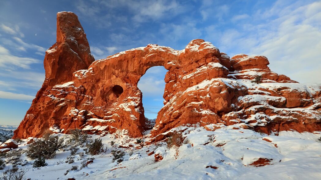 炮塔拱门浮雕雪景，绝美4K高清壁纸，3840x2160分辨率免费下载