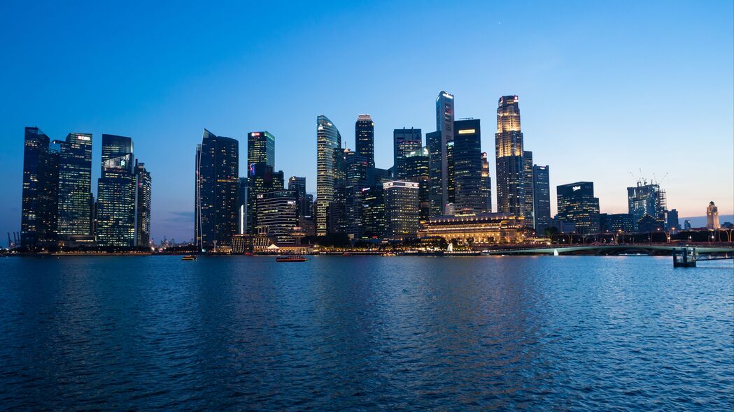 摩天大楼映黄昏，海洋灯光璀璨景，4K超高清3840x2160壁纸下载