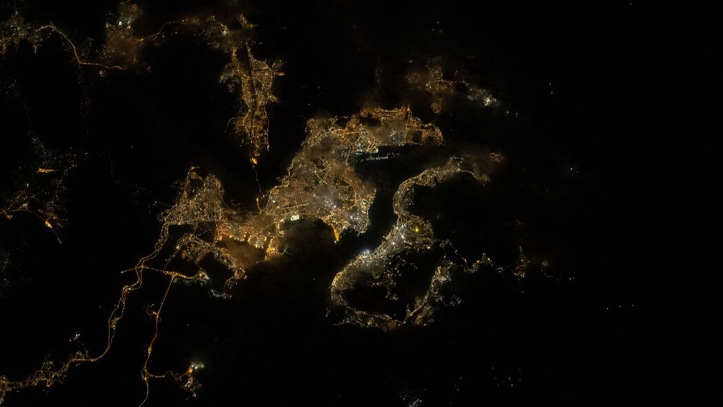 卫星鸟瞰城市夜景，深色4K高清壁纸，3840x2160分辨率免费下载