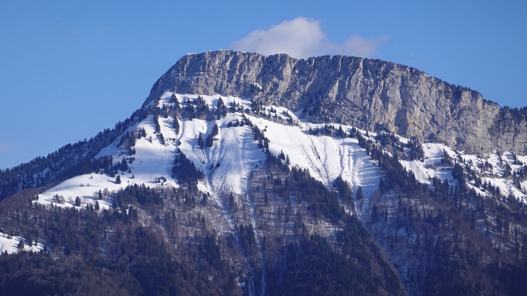 绝美山景，斜坡雪景4K高清壁纸，3840x2160超清分辨率，自然之美尽在眼前！