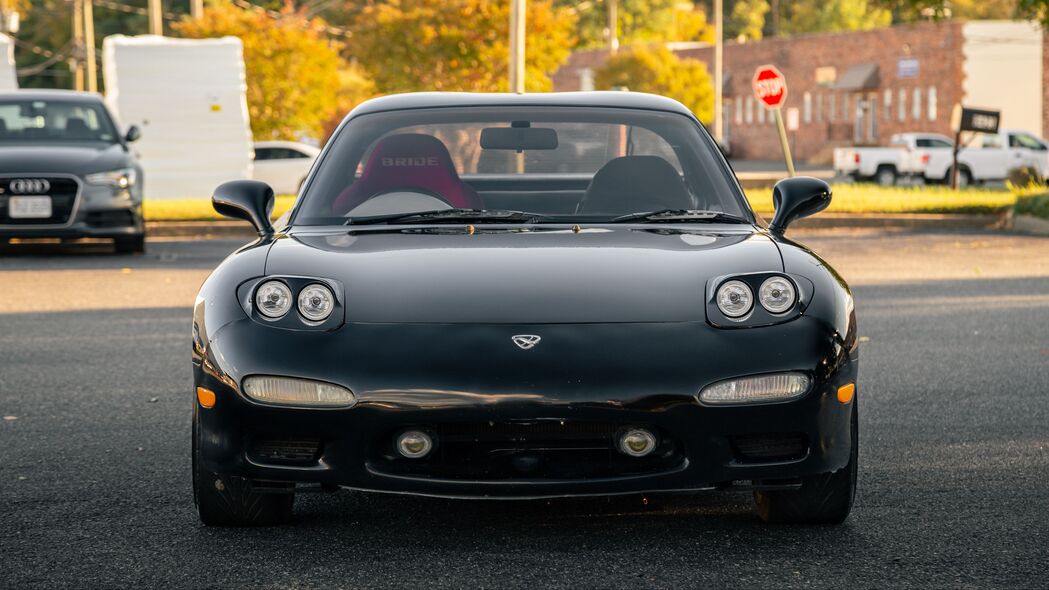 Mazda RX-7炫酷黑色款，高清4K大灯壁纸，3840x2160分辨率下载
