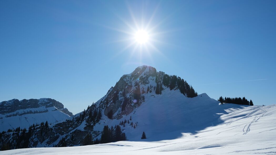 绝美山脉雪景，太阳照耀自然之美，超高清4K壁纸，3840x2160分辨率，一键下载！
