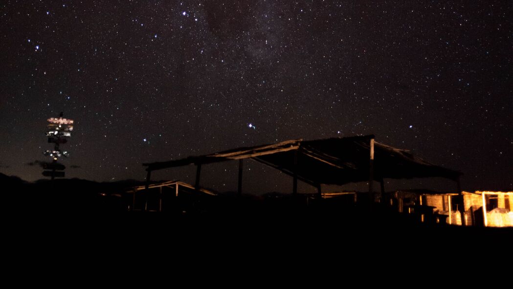 建筑夜景，星空与星云交织，深色4K超高清壁纸，3840x2160精美背景图片下载