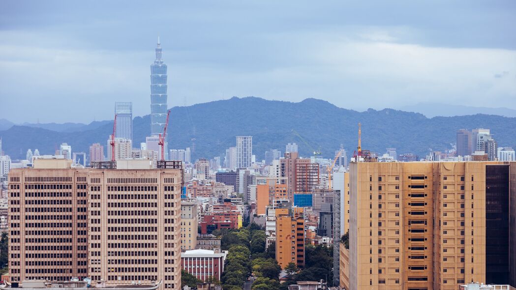 塔与建筑辉映，树木点缀城市，4K超清3840x2160壁纸下载
