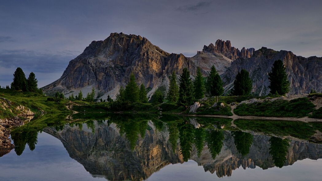 山湖树影4K超清壁纸，自然反射美景，3840x2160高清下载