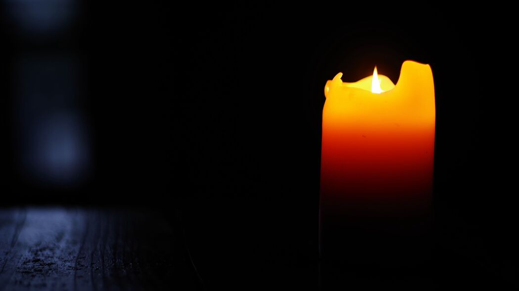 蜡烛火焰深色魅力，4K高清壁纸，3840x2160超清分辨率，一键下载
