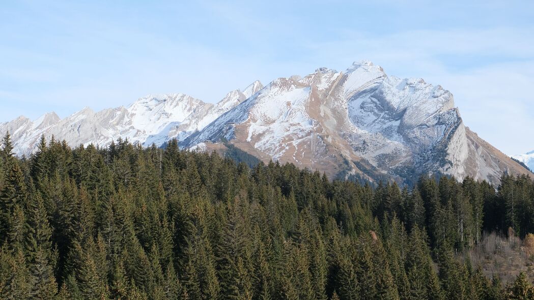 山林雪景4K超清壁纸，3840x2160高清分辨率，免费下载