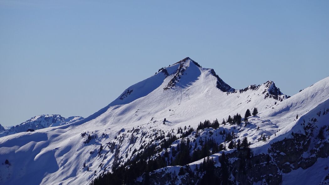 4K高清自然壁纸，雪山斜坡树木雪景，3840x2160超清下载