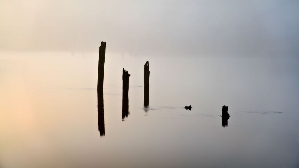 极简桩湖美景，4K高清壁纸，3840x2160分辨率，畅享视觉盛宴