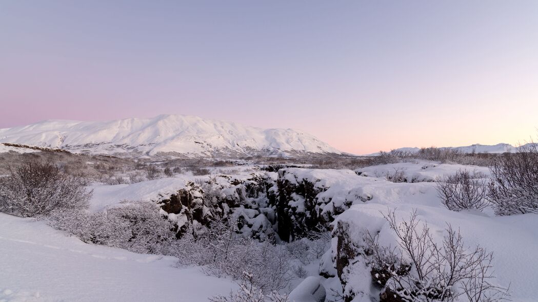 雪覆冬日山峦，自然美景4K壁纸，高清3840x2160下载