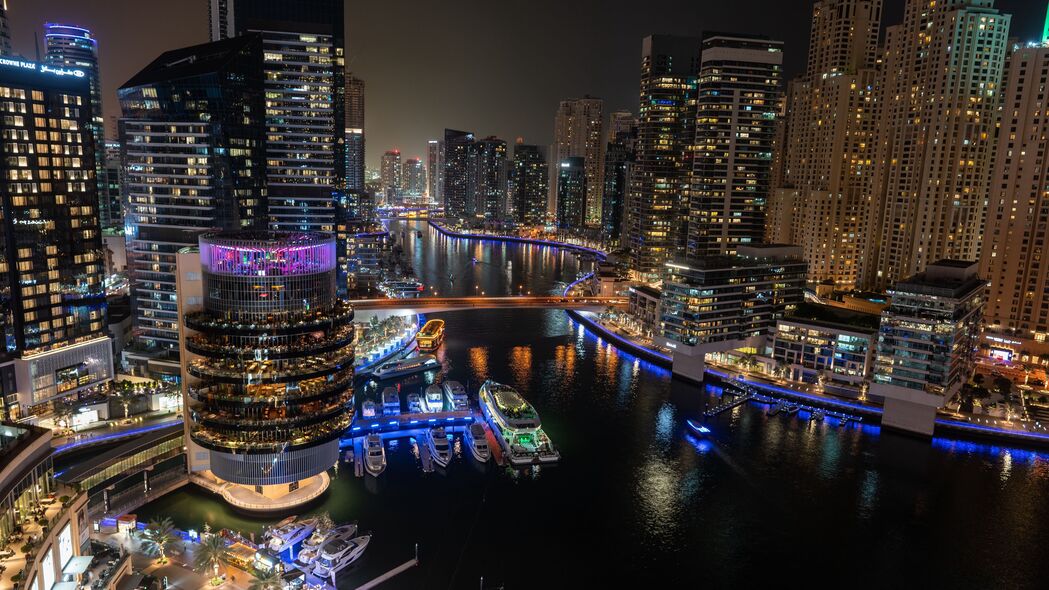 建筑码头夜景，游艇霓虹，城市灯光璀璨——4K高清壁纸下载（3840x2160）