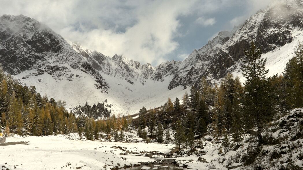 冬日山脉雪景高清4K壁纸，树木银装，自然之美，3840x2160超清下载