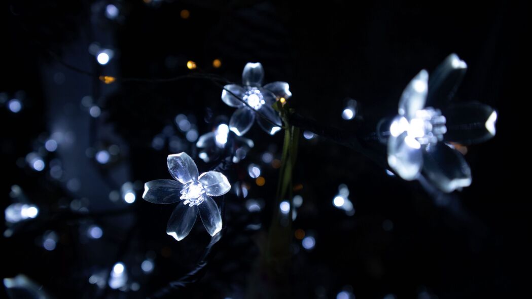 花环绽放，深色发光，4K超清壁纸，3840x2160高清背景图片下载