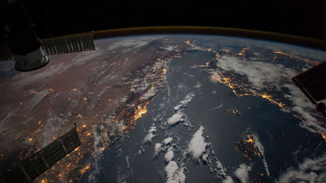 探索地球奥秘，行星大气层与卫星之美，太空4K壁纸高清下载（3840x2160）