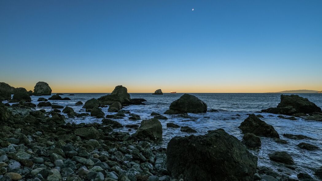 海岸黄昏美景，石头与海水交融的4K高清壁纸（3840x2160）下载