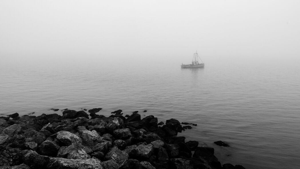 海岸迷雾中的船舶剪影，超清4K黑白壁纸，3840x2160高清下载