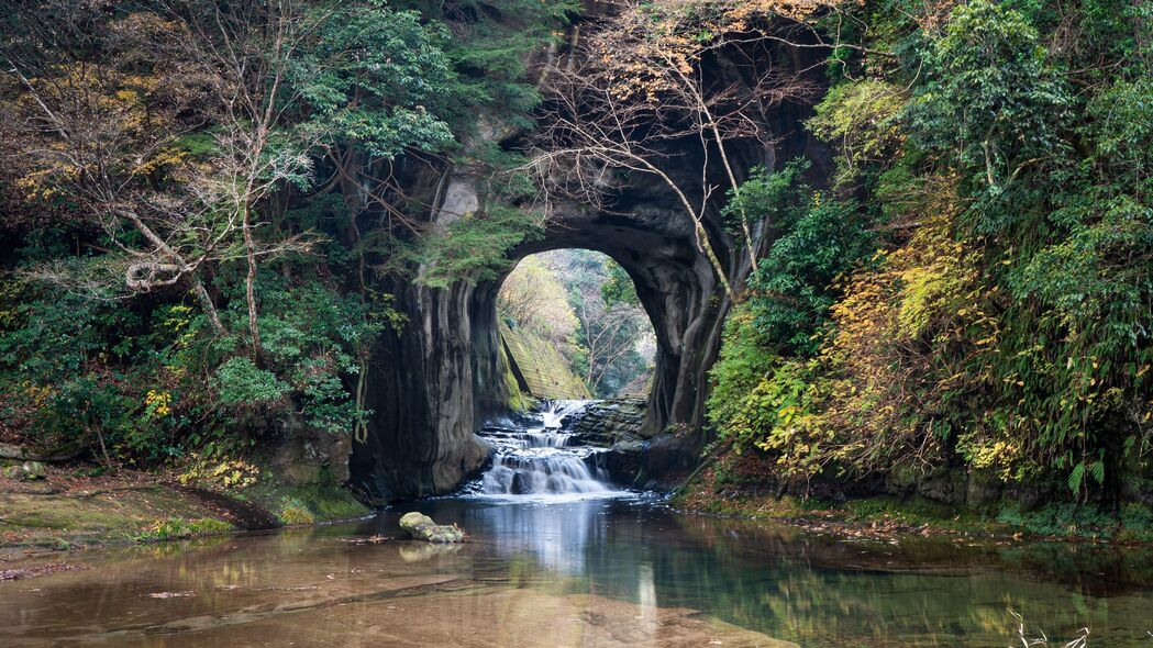河流洞穴树木自然美景，4K高清壁纸，3840x2160超清画质，一键下载