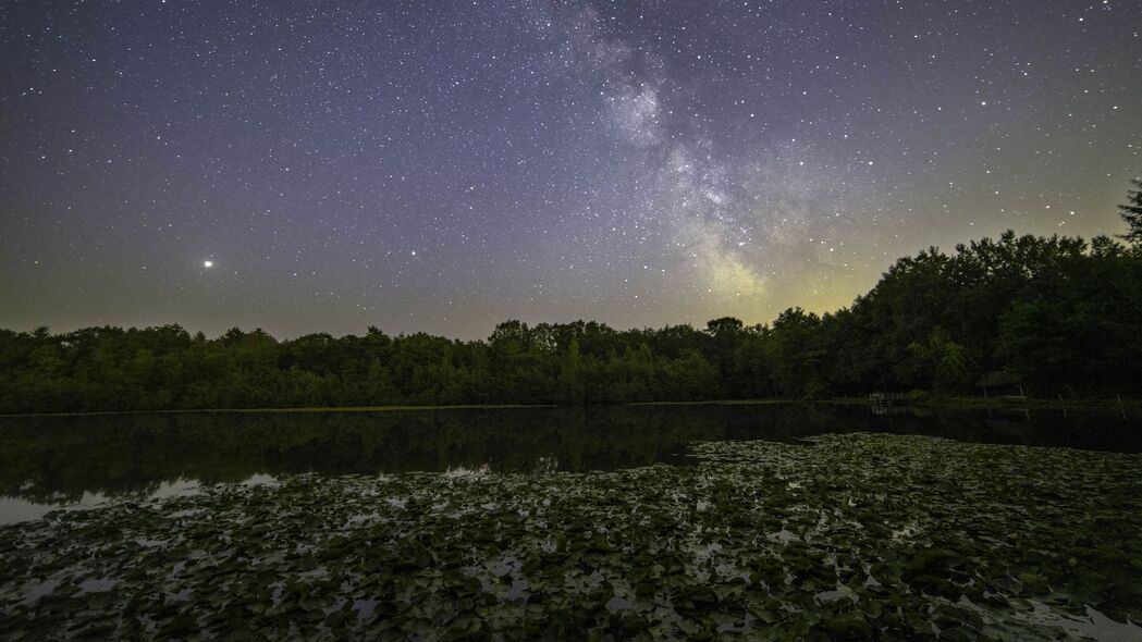 银河璀璨星光映，树木湖泊夜色浓，4K超清风景壁纸，3840x2160高清下载