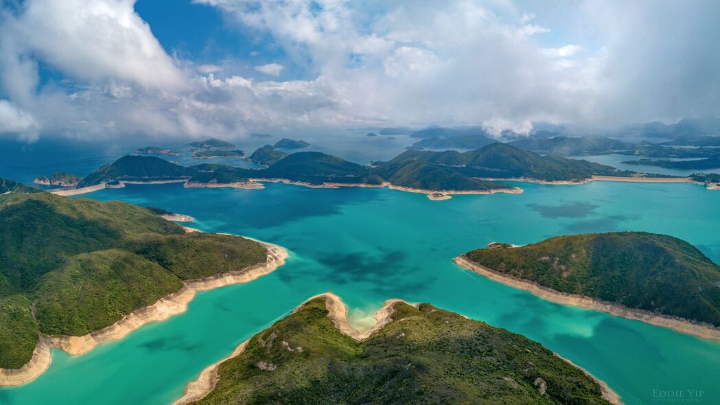 绝美岛屿海云景观，4K高清鸟瞰壁纸，3840x2160分辨率，免费下载！