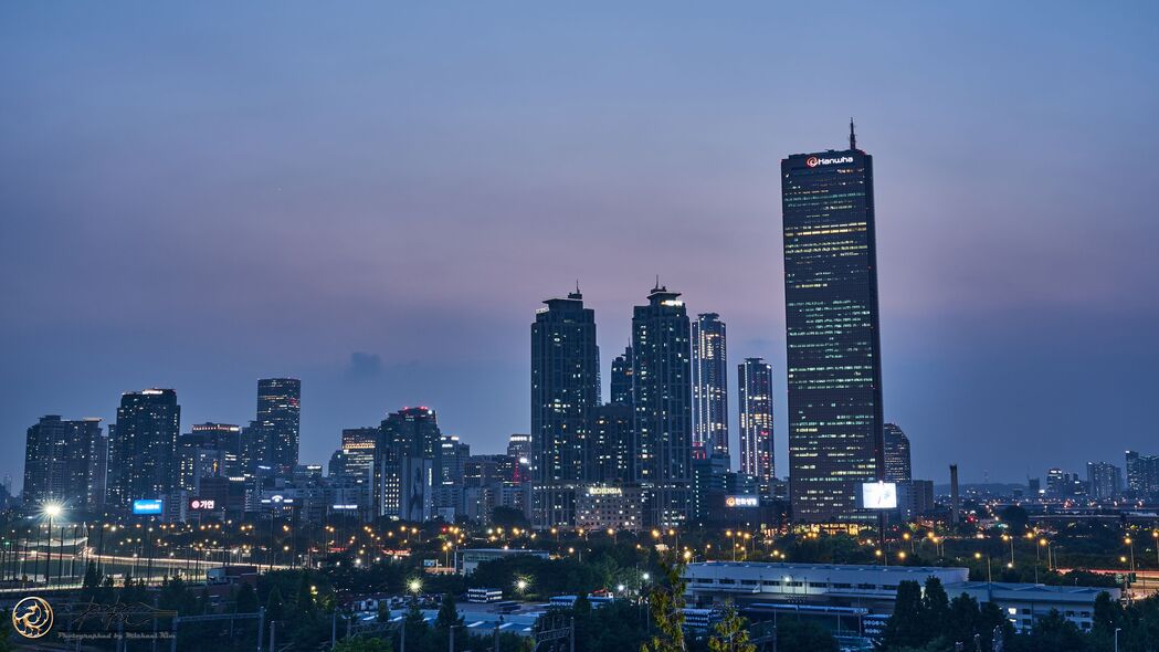 城市黄昏建筑灯光美景，4K高清壁纸，3840x2160分辨率，免费下载