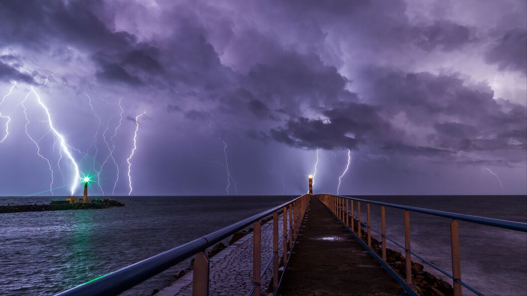 码头海景闪电雷暴，深色灯塔点亮4K梦境，超高清3840x2160壁纸下载