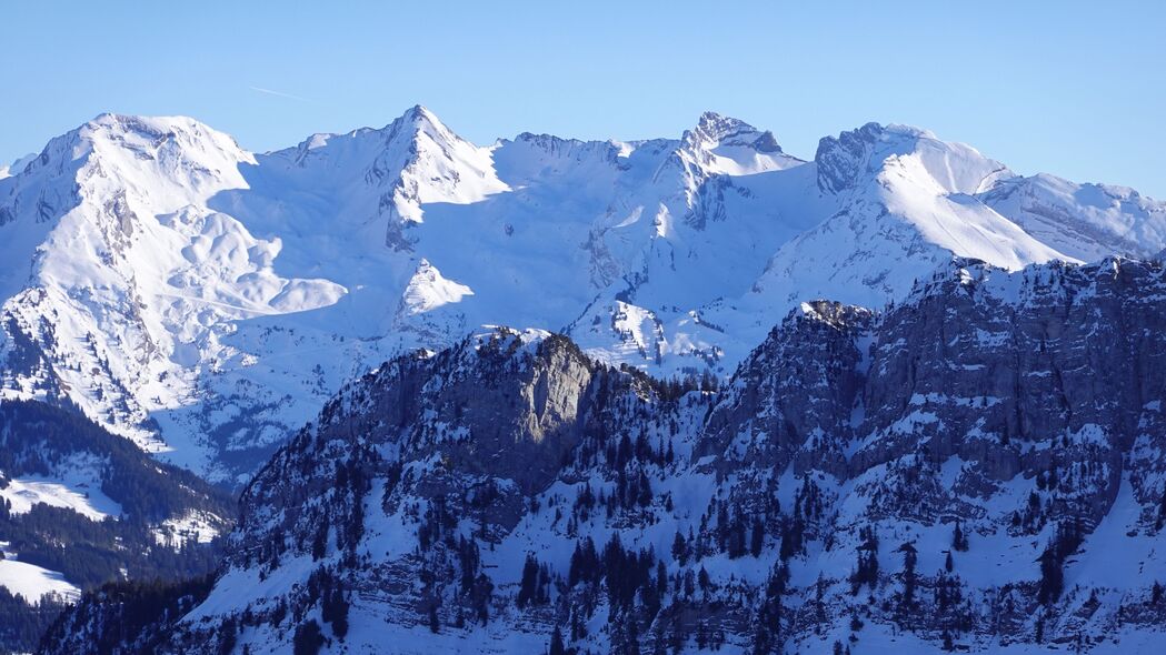 山脉浮雕雪景，树木自然美景，4K高清壁纸3840x2160免费下载