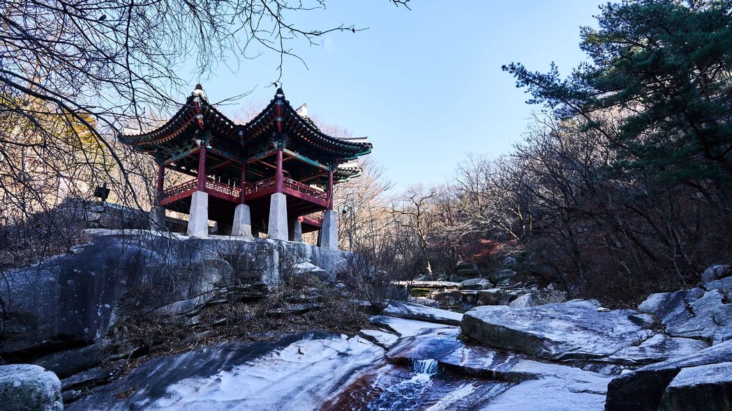 4K高清壁纸下载，宝塔寺庙雪景，树木映衬下的绝美风景图