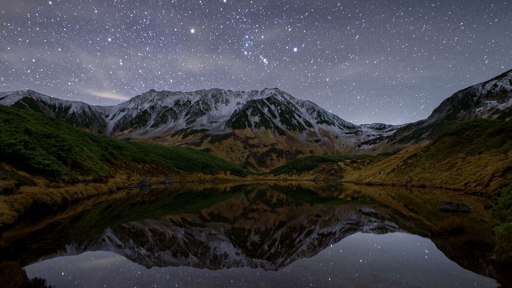 夜晚山脉湖泊倒影，星光璀璨自然美景，4K高清壁纸3840x2160下载