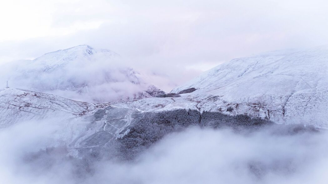 山脉雪雾绝美景观，自然白色4K超清壁纸，3840x2160高清下载