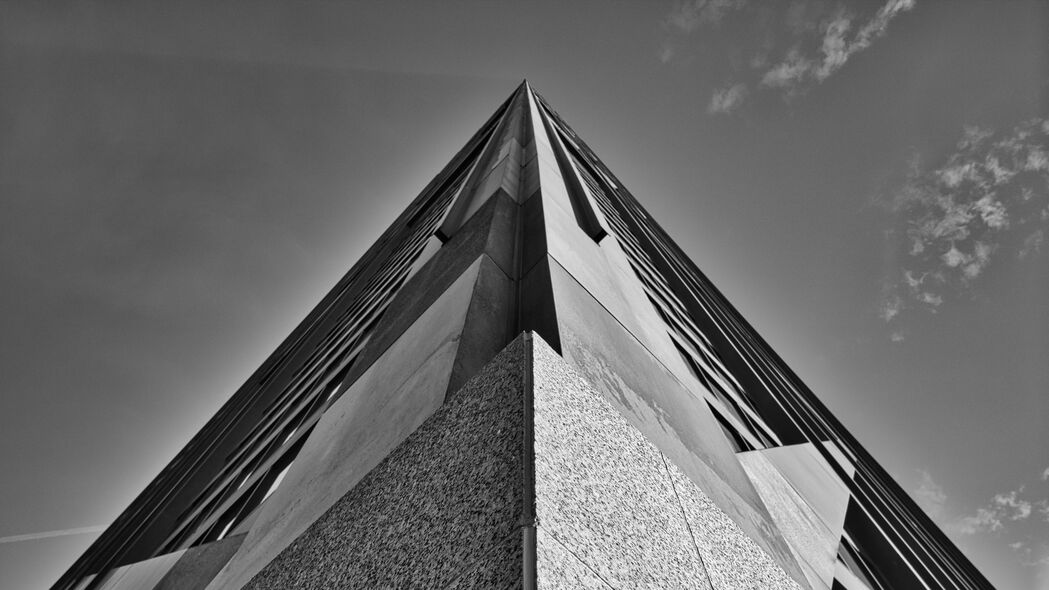 4K高清壁纸下载，建筑立面仰视图，黑白风格，3840x2160超清画质