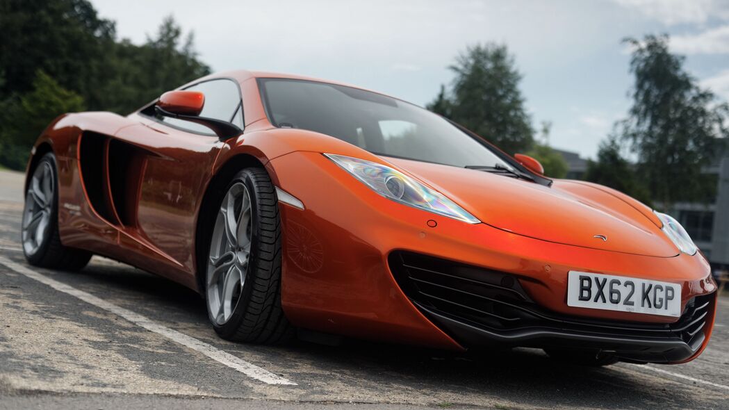 mclaren橙色大灯炫酷4K高清壁纸，3840x2160分辨率，免费下载