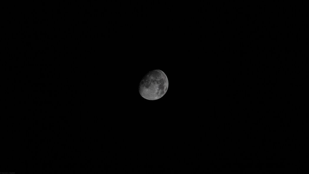高清4K壁纸，夜晚月亮相位，黑色天空，超清3840x2160分辨率
