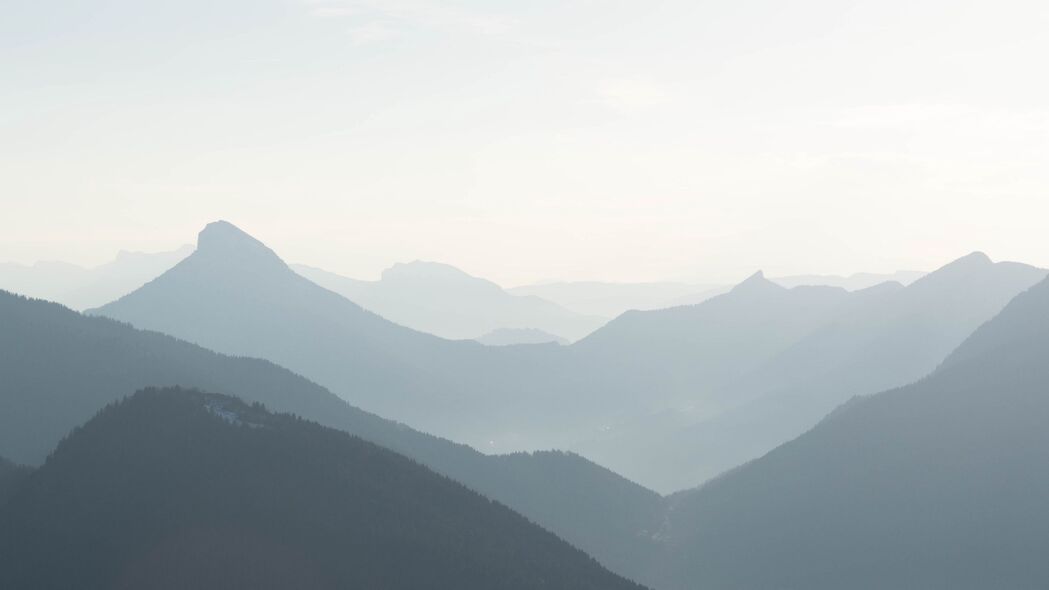 山脉雾景，高清4K自然壁纸，3840x2160分辨率，雾霾朦胧美景尽在眼前