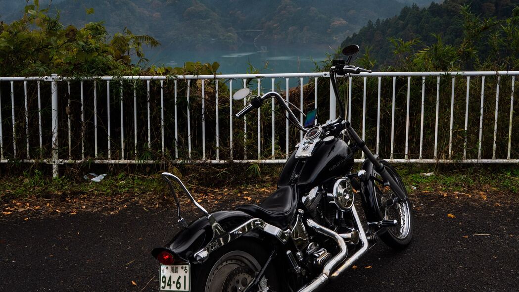 哈雷戴维森黑骑驰骋，山区摩托与自行车4K超清壁纸，3840x2160高清下载