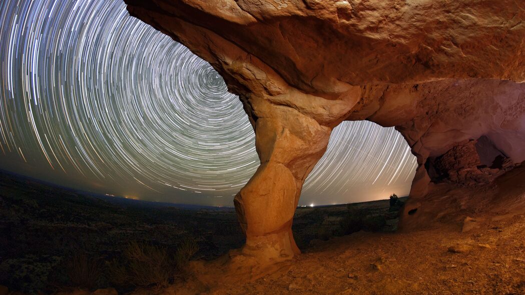 星空下的岩石峡谷，长曝光旋转夜景，4K高清壁纸3840x2160免费下载