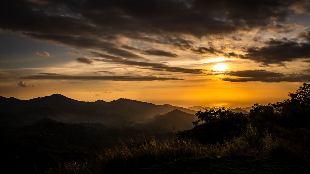 深色山脉树木剪影，太阳日落美景，超高清4K壁纸3840x2160下载