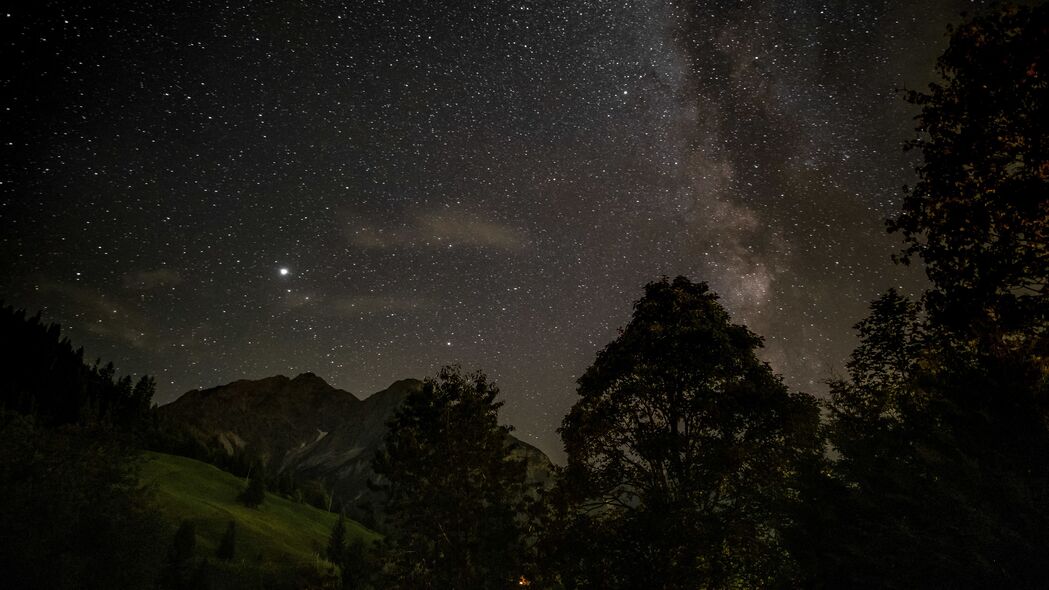 夜晚星空下的树木山脉4K高清壁纸，3840x2160超清美景等你来下载