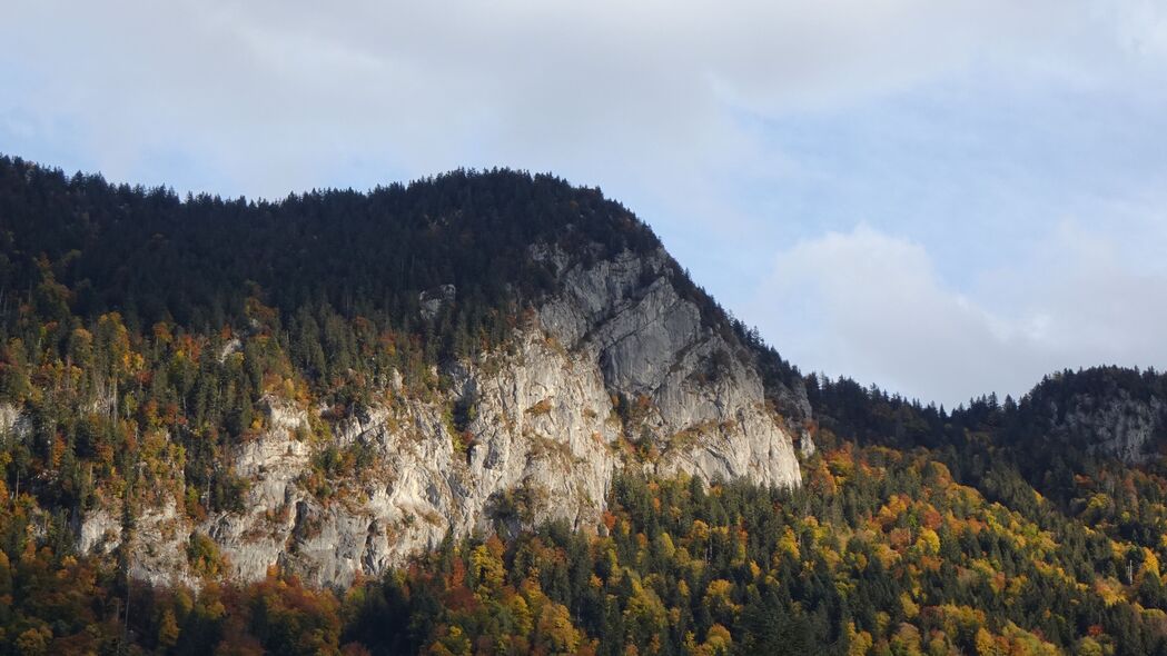 秋日山脉森林美景，高清4K壁纸，3840x2160分辨率，免费下载