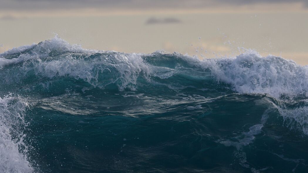 【绝美海景】蓝色大海浪花飞溅，4K高清壁纸，3840x2160极致分辨率，畅享自然之美