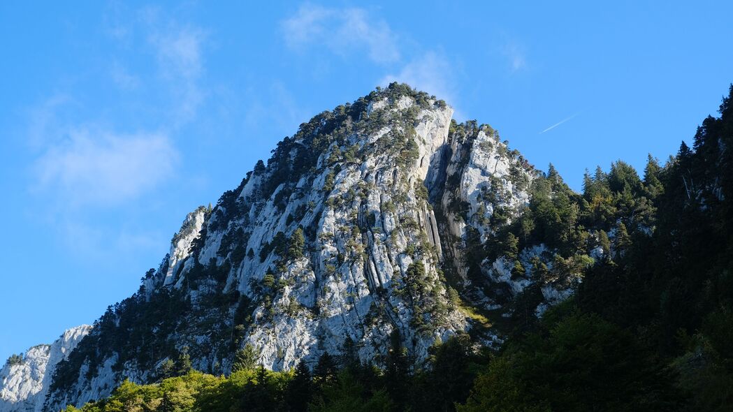 绝美山峰山麓树木景观，4K超清壁纸，3840x2160高清下载