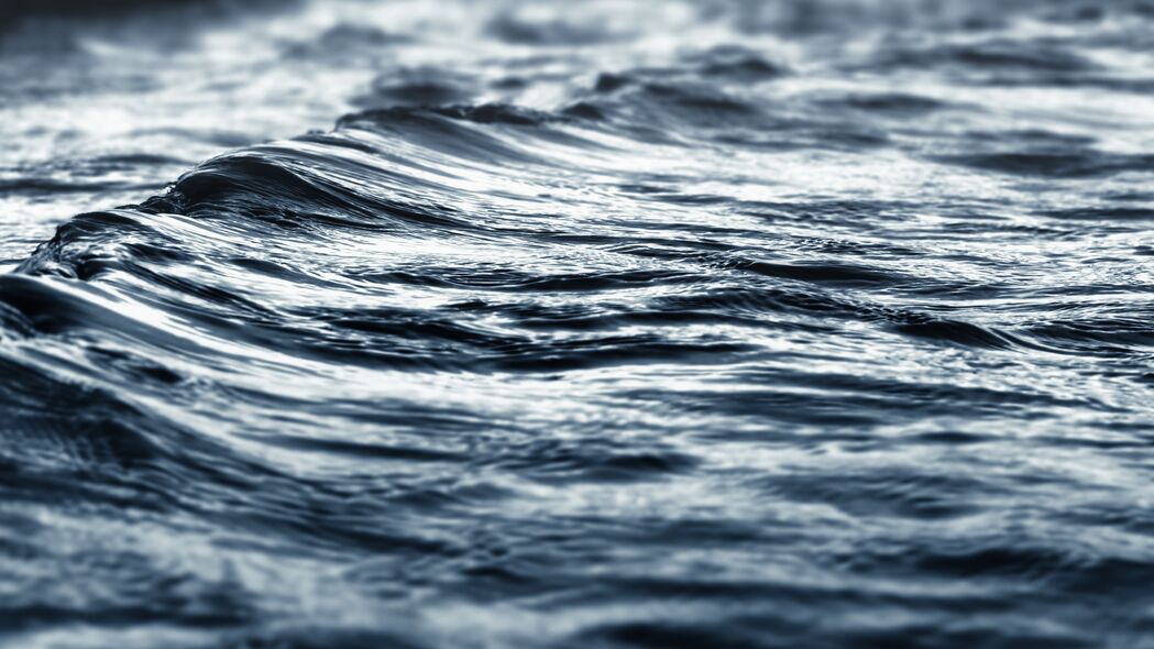 灰调海浪4K超清壁纸，3840x2160分辨率，海水波纹之美尽收眼底