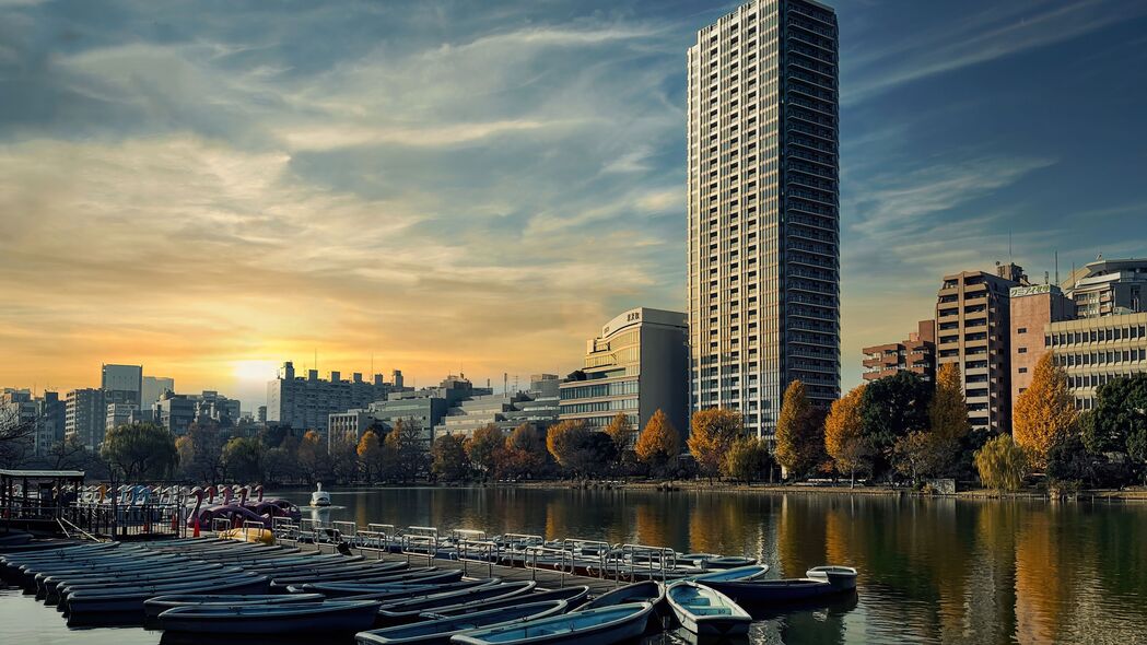 城市河景建筑船影，超清4K壁纸，3840x2160高清风景图片下载